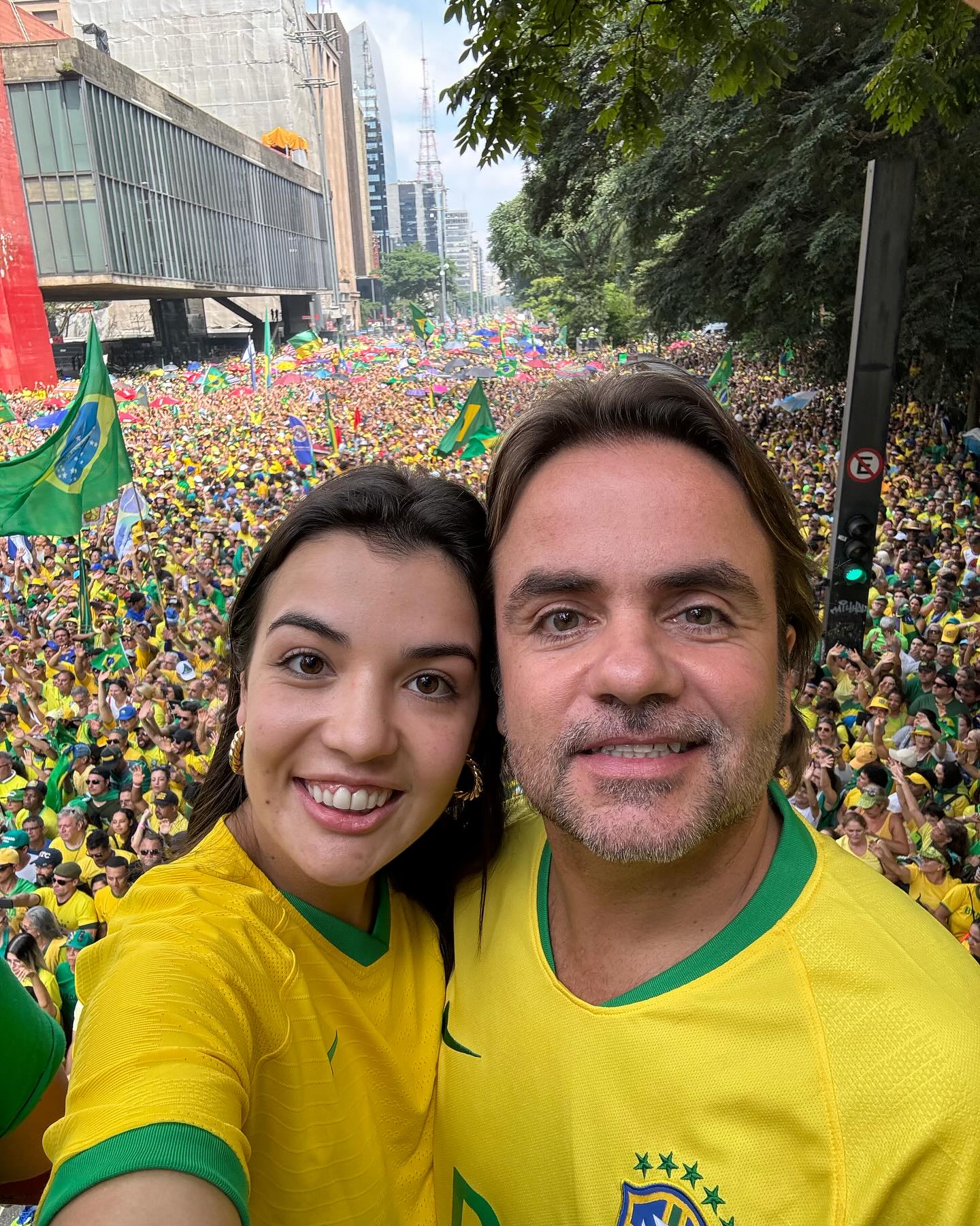 Eros e Chiara Biondini em manifestação na Avenida Paulista