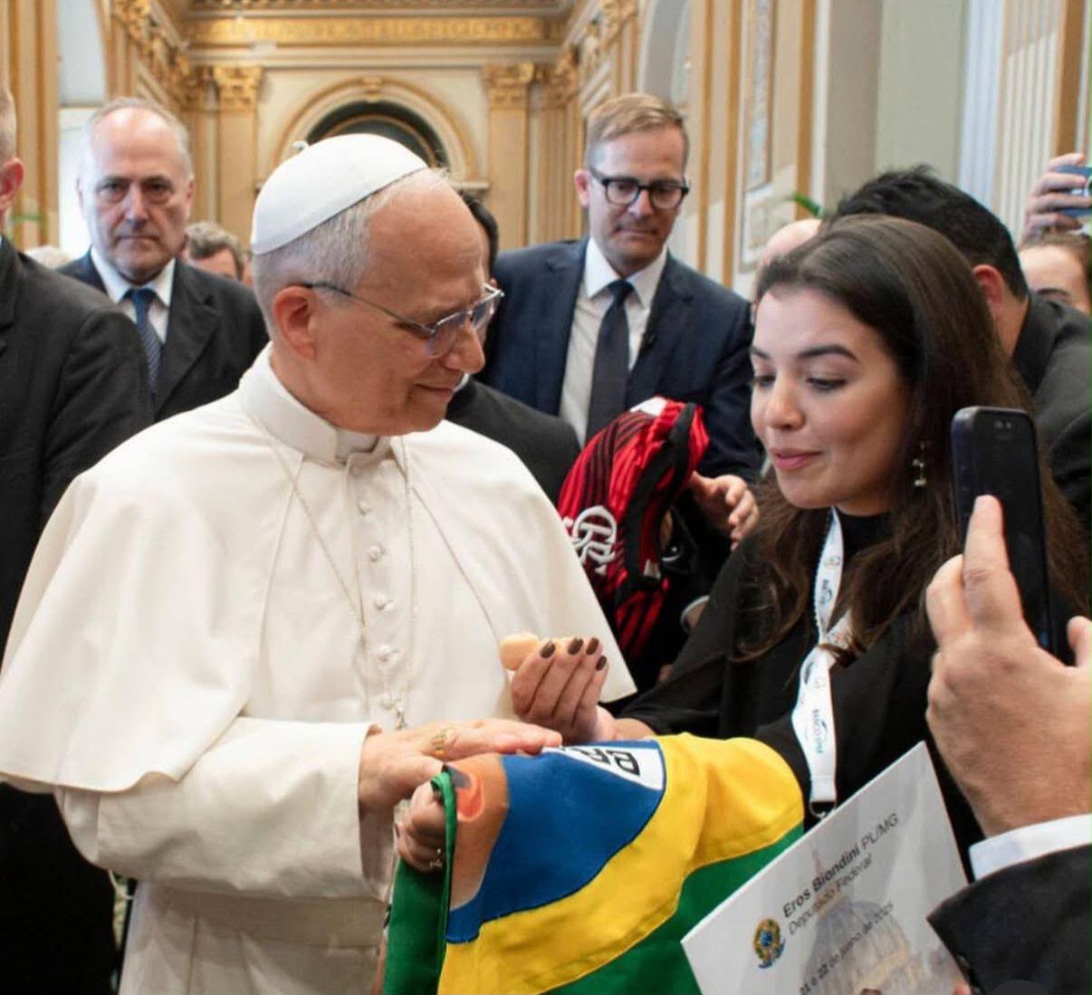 Chiara Biondini entrega a bandeira do Brasil ao Papa Leão XIV